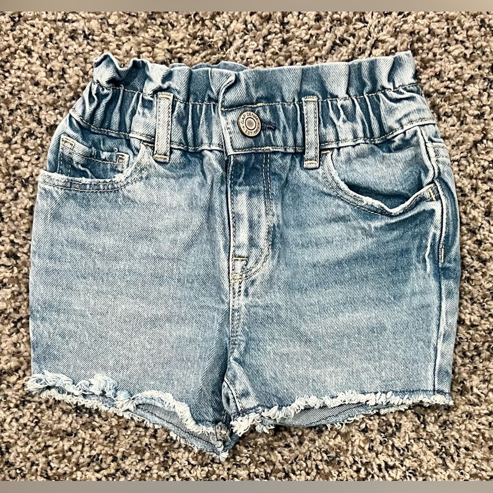 babyGap Toddler Ruffle Denim Mom Shorts in Light Wash, Elastic Waist, 3 years